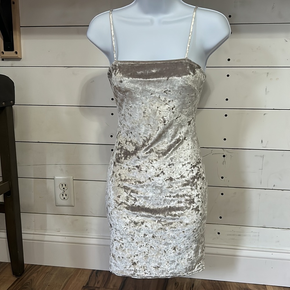 Gold Windsor bodycon dress small. EUC